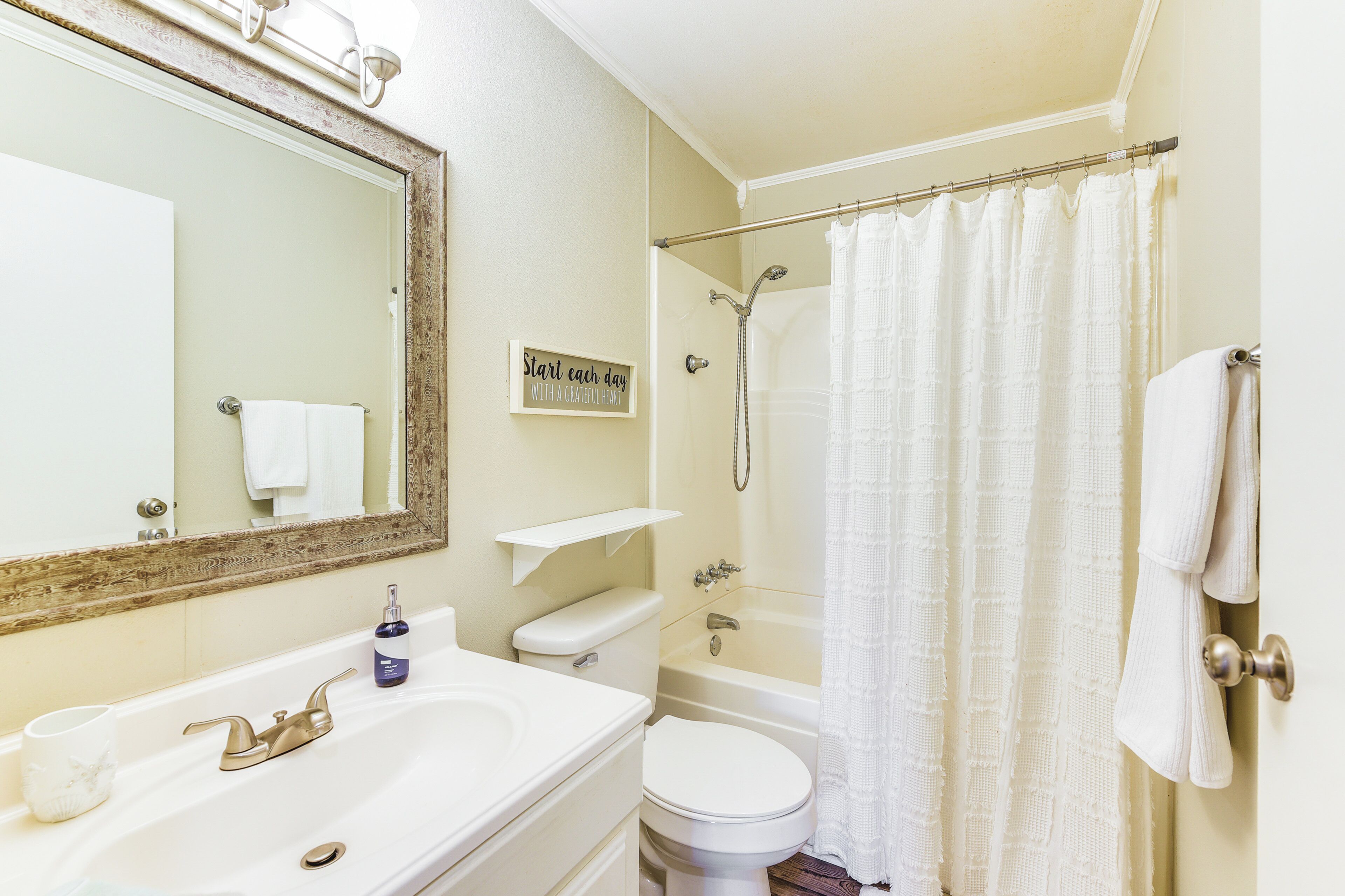 Une salle de bain avec un lavabo, des toilettes et une douche.