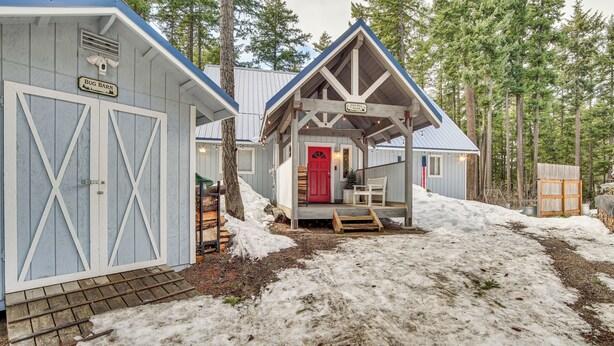 A rustic cabin with a red door, wooden benches, and a covered porch. - Washington Mountain Cabin: 1 Mi to Lake Cle Elum (Cle Elum)
