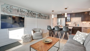 Casa (2 Bedrooms) | Zona de estar | Una televisión