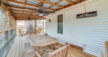 Peaceful Cottage w/ Yard: 2 Mi to Kentucky Lake!