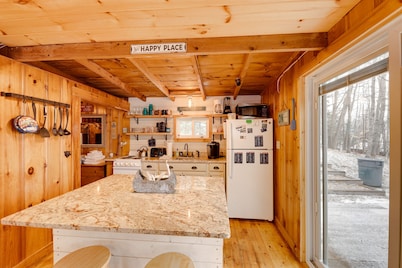 Lovely Maine Cabin w/ Deck, Gas Grill & Fire Pit!
