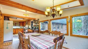 House (6 Bedrooms) | Interior