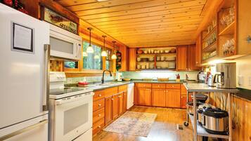 House (6 Bedrooms) | Interior