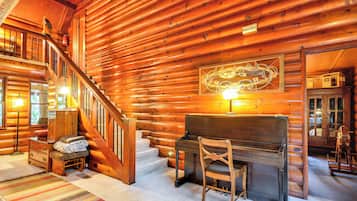 House (6 Bedrooms) | Interior