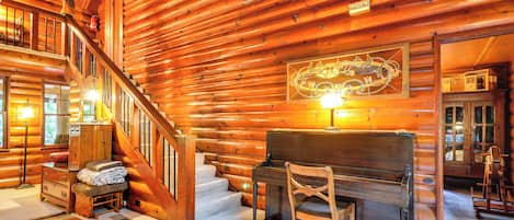 House (6 Bedrooms) | Interior