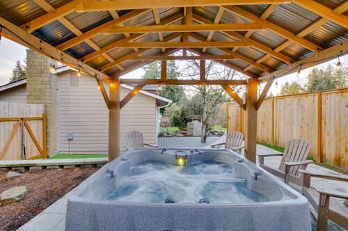 Modern Kirkland Home w/ Sauna & Outdoor Fireplace