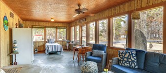 Pet-friendly Higden Getaway < 1 Mi to Marina!