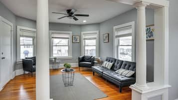 Apartment (2 Bedrooms) | Front of property