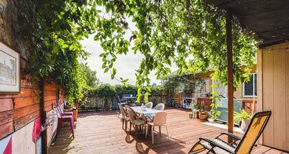 Pet-friendly Apartment: 1 Mi to Lake Merritt!
