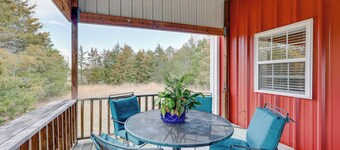 Pet-friendly Dover Cottage w/ Deck + Mtn Views!