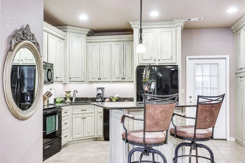 Pet-friendly Dover Cottage w/ Deck + Mtn Views!