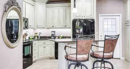 Pet-friendly Dover Cottage w/ Deck + Mtn Views!