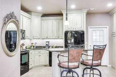 Pet-friendly Dover Cottage w/ Deck + Mtn Views!