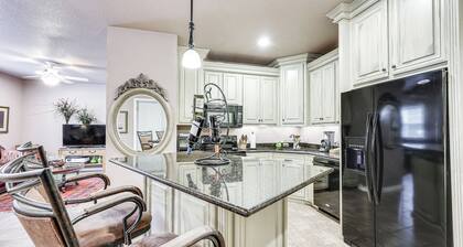 Pet-friendly Dover Cottage w/ Deck + Mtn Views!