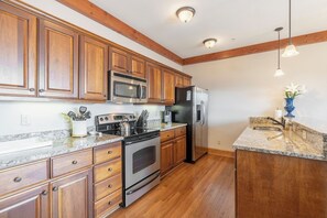 Geschirrspüler, Wasserkocher mit Kaffee-/Teezubehör