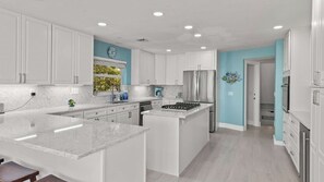 Fridge, microwave, oven, stovetop - Ocean`s 11.3 Oceanfront & Beachfront, Dock, Pool, Kayaks, Pool Table 4 Bed 3 Bath (Marathon)