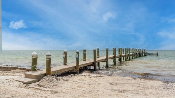 Plage, chaises longues, serviettes de plage