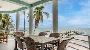 تناول الطعام بالخارج