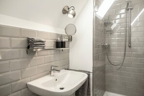 Een douche, een haardroger, handdoeken, zeep