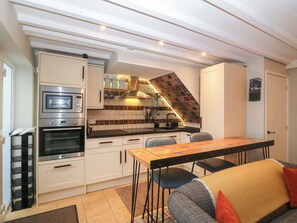 Cottage | Privékeuken | Een koelkast, een vaatwasser, kookgerei, borden en bestek