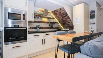 Cottage | Private kitchen | Fridge, dishwasher, cookware/dishes/utensils