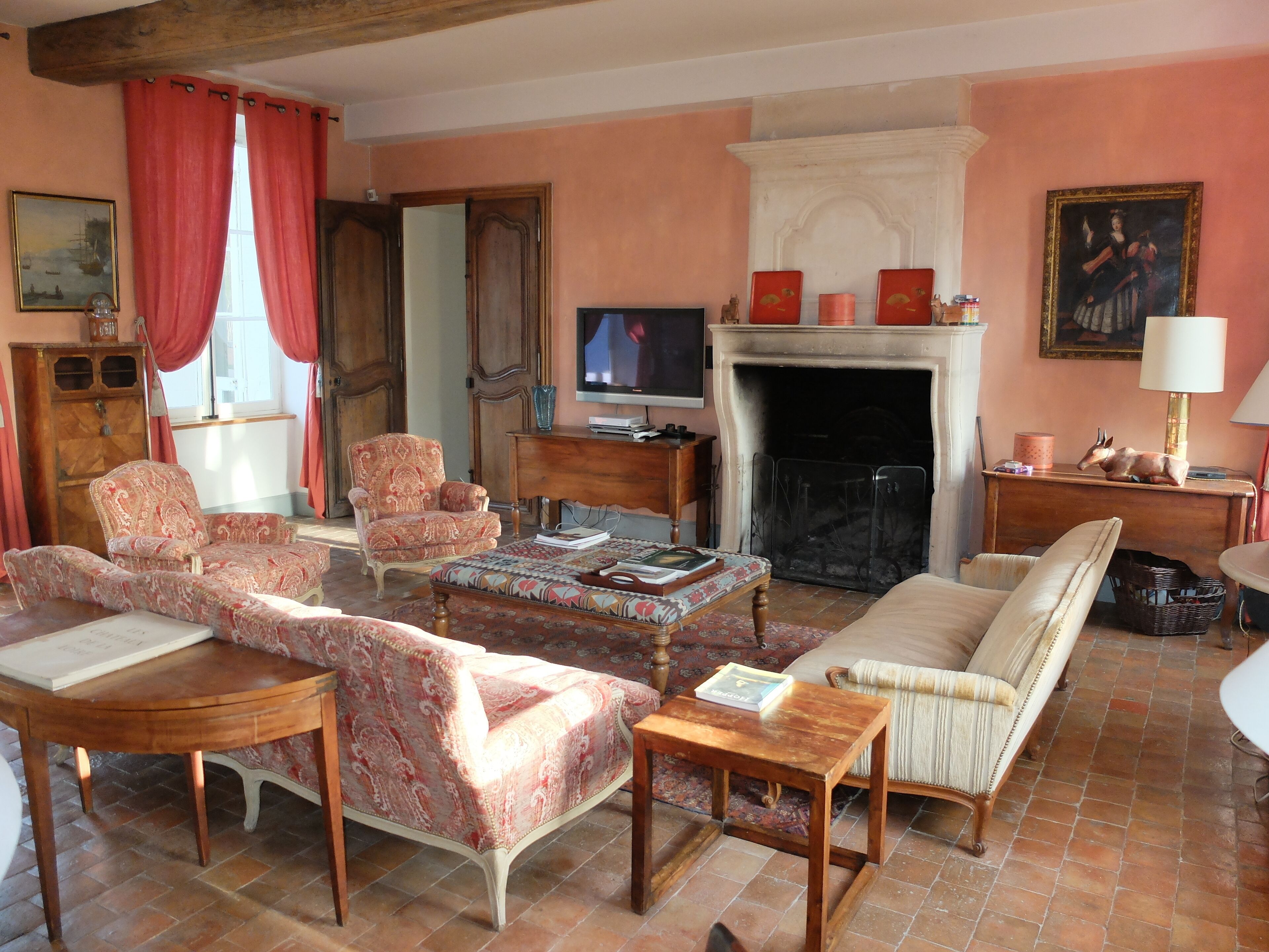 智能电视、壁炉、DVD 播放器、乒乓球