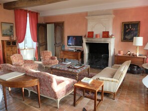 Smart-TV, peis, DVD-spiller og bordtennis