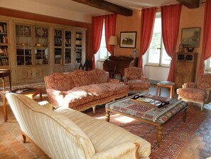 Smart-TV, peis, DVD-spiller og bordtennis