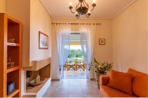 Smart-TV, Kamin, Bücher