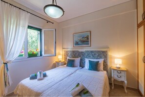 2 bedrooms, desk, iron/ironing board, WiFi