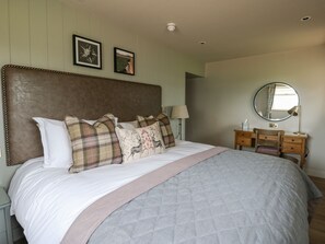 2 Schlafzimmer, individuell dekoriert, individuell eingerichtet