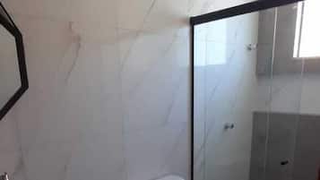 Apartamento | Banheiro | Chuveiro, secador de cabelo, toalhas de banho