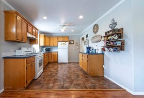 Fridge, microwave, oven, stovetop - Songbird Haven Cozy Country Getaway (Waco)