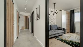 3 bedrooms, desk, free cribs/infant beds, bed sheets