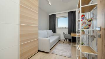 Apartment, 3 Bedrooms, 2 Bathrooms, River View | 3 bedrooms, desk, free cots/infant beds, bed sheets