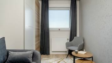 Apartment, 3 Bedrooms, 2 Bathrooms, River View | 3 bedrooms, desk, free cribs/infant beds, bed sheets