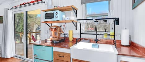 Refrigerador, microondas, cafetera y tetera y comedor
