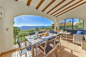 屋外ダイニングエリア