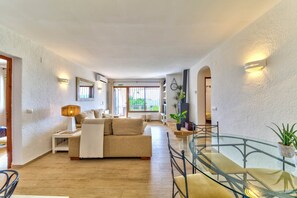 スマートテレビ、暖炉、書庫