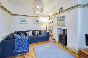 Fernseher, Kamin, DVD-Player, Bücher