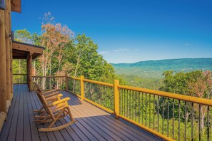 Property grounds - Bellagio Bear: Mtn Views, Theater, Game Room, Hot Tub, WiFi, Fire Pit and more… (Sevierville)