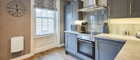 Mikrowelle, Ofen, Herdplatte, Geschirrspüler