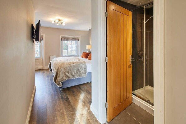 2 quartos, escrivaninha, ferros/tábuas de passar roupa, roupa de cama