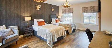 2 عدّة غرف نوم ومكتب ومكواة/لوح كي وملاءات أسرّة