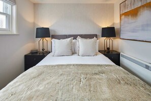 2 soveværelser, skrivebord, strygejern/strygebræt, sengetøj