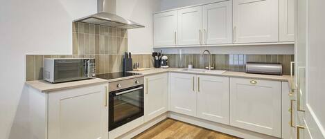 Frigorifero, microonde, forno, piano cottura