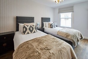 2 bedrooms, desk, iron/ironing board, WiFi