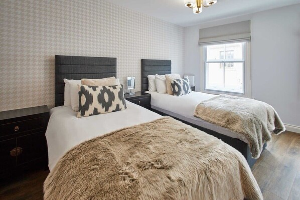 2 bedrooms, desk, iron/ironing board, WiFi