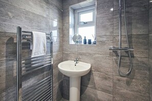 Douche, sèche-cheveux, serviettes fournies, shampoing