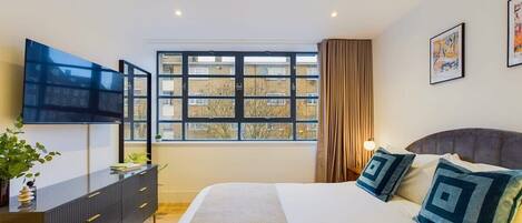 2 dormitorios, escritorio, tabla de planchar con plancha y cuna de viaje